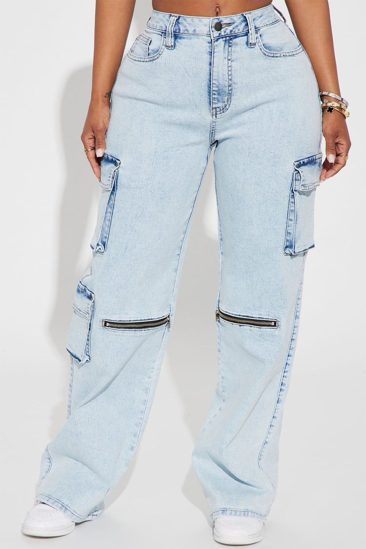 Eyes On The Prize Low Stretch Cargo Jeans - Light Wash