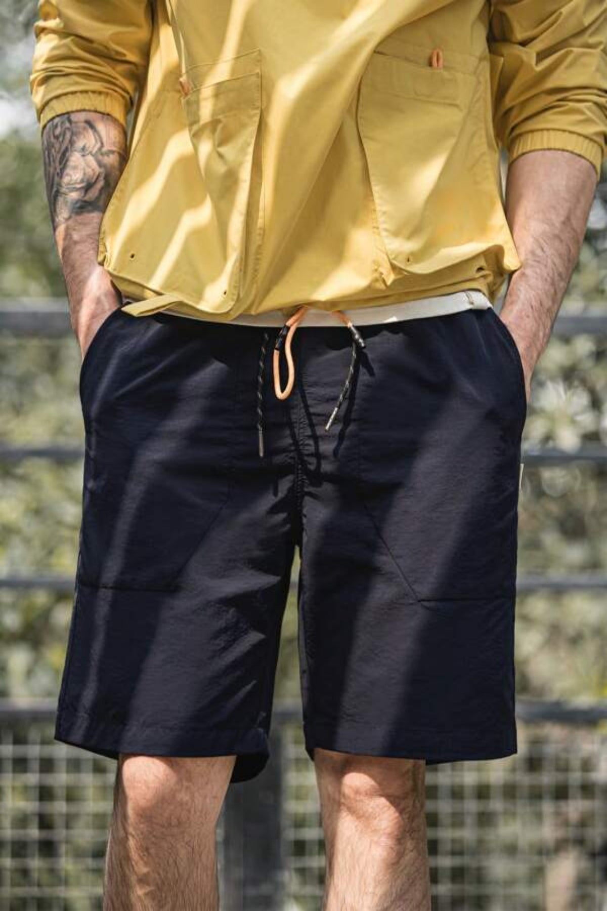 Men Slant Pocket Drawstring Waist Shorts